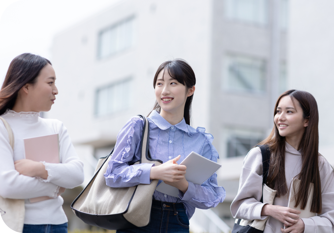 話しながら歩いている3人の女子大学生