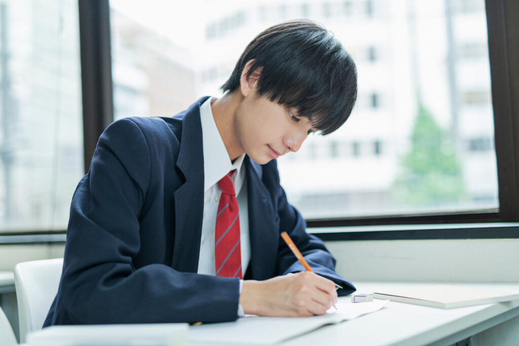 学習する高校生