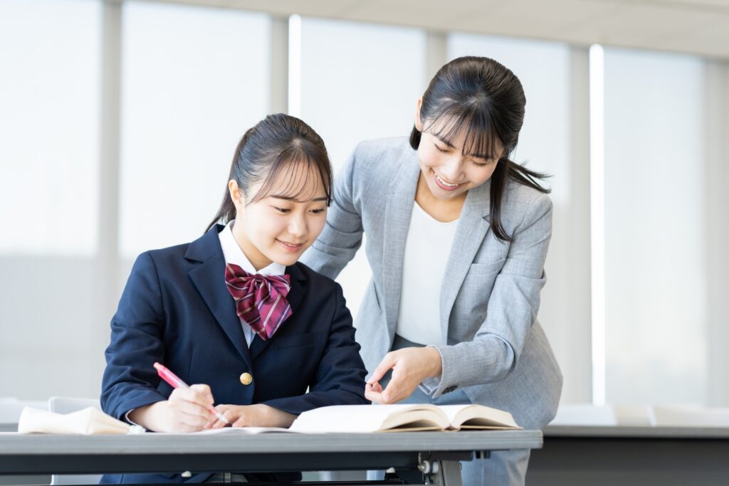 講師に説明する生徒